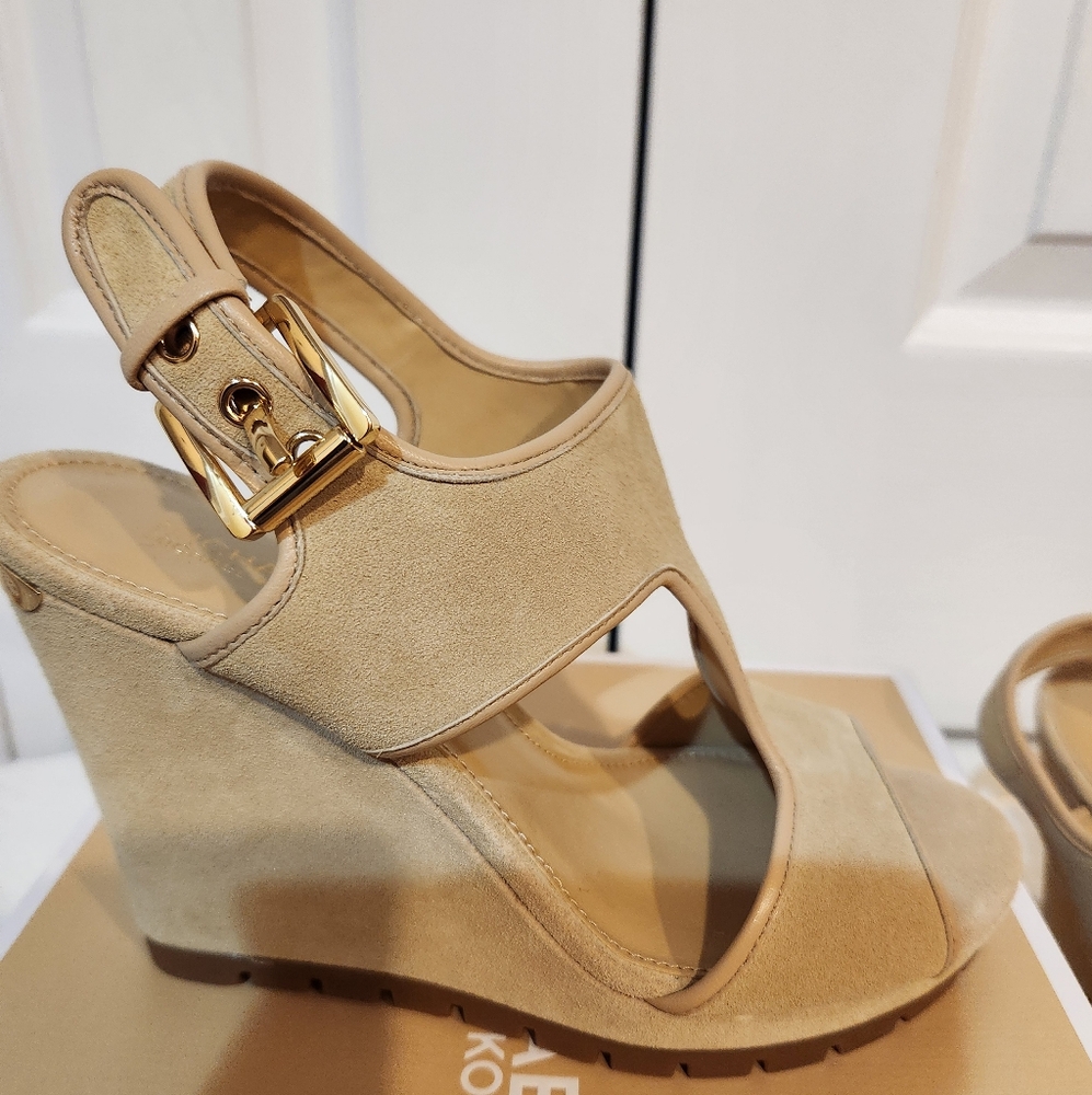 Michael Kors Tan Flat Sandals with Buckle Closure - Picture 3 of 5